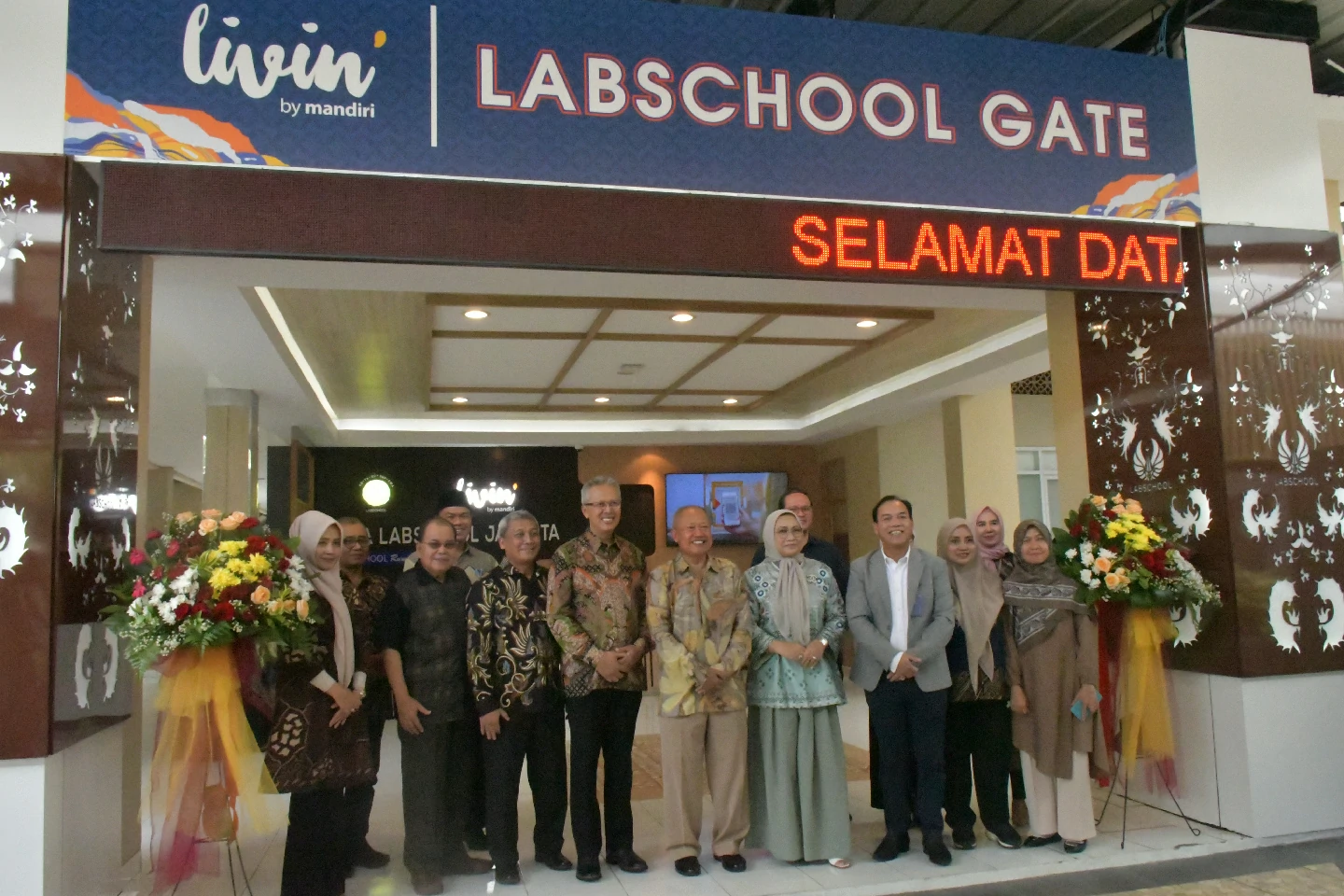 Gerbang masuk bertuliskan 'Labschool Gate' beserta lobi di baliknya, difoto saat acara peresmian - papan namanya memuat logo sponsor acara