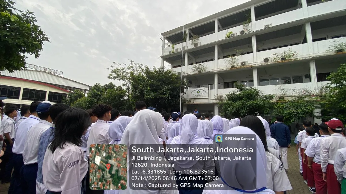 Barisan murid berseragam di halaman sekolah; gedung berlantai empat bertanda 'SMP - SMA - SMK Jagakarsa' dan bangunan futsal terlihat di belakang.